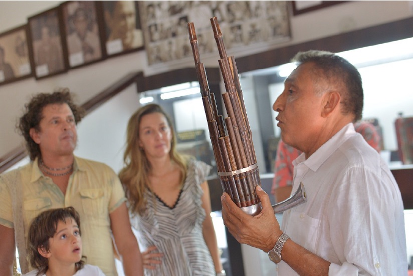  Beto Murgas realizando un tour a Carlos Vives y su familia por el museo.