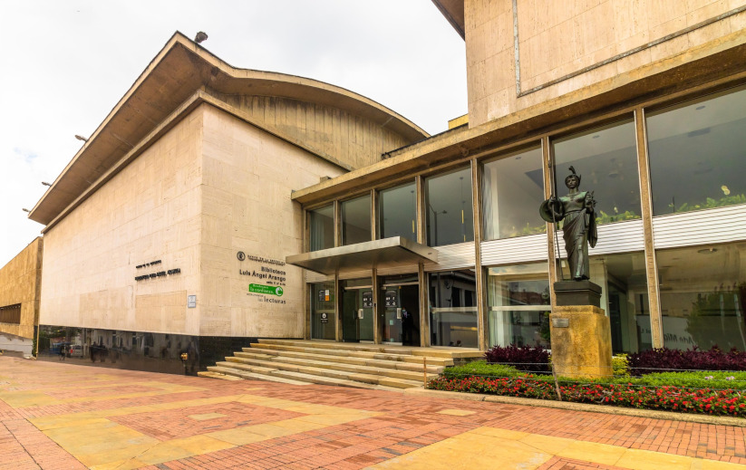 Fachada de la Biblioteca Luis Ángel Arango, Bogotá, Colombia.