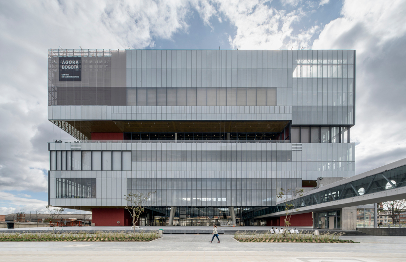 : Fachada del Centro de Convenciones Ágora en Bogotá, Colombia.