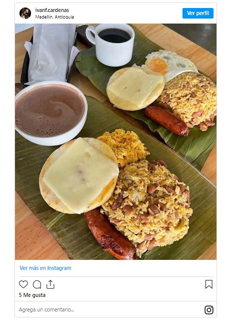Comida arepa y huevo