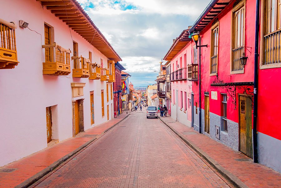 Coloridas calles del barrio La Candelaria, un lugar que ofrece experiencias alrededor del cacao