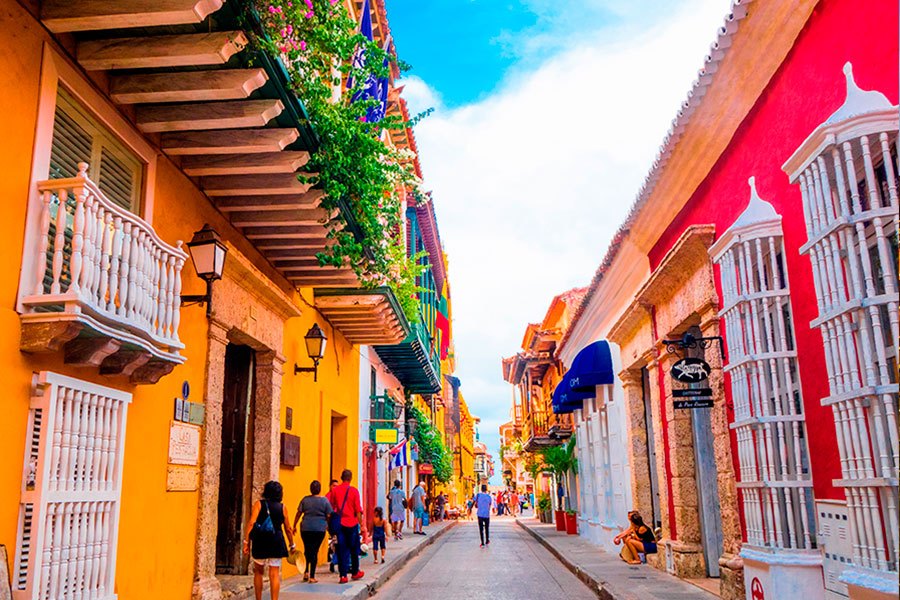 Coloridas calles en Cartagena, una ciudad con una gran oferta de moda colombiana.