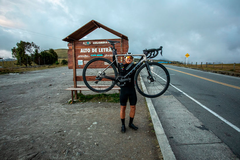 ciclista en Alto de letras