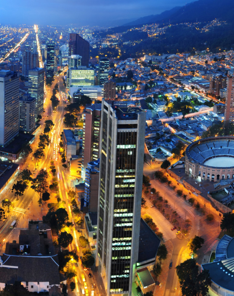 Vista panorámica de Bogotá con edificios, cerros orientales y cielo despejado