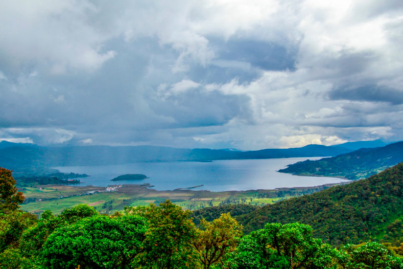 Laguna de la Cocha desde una montaña