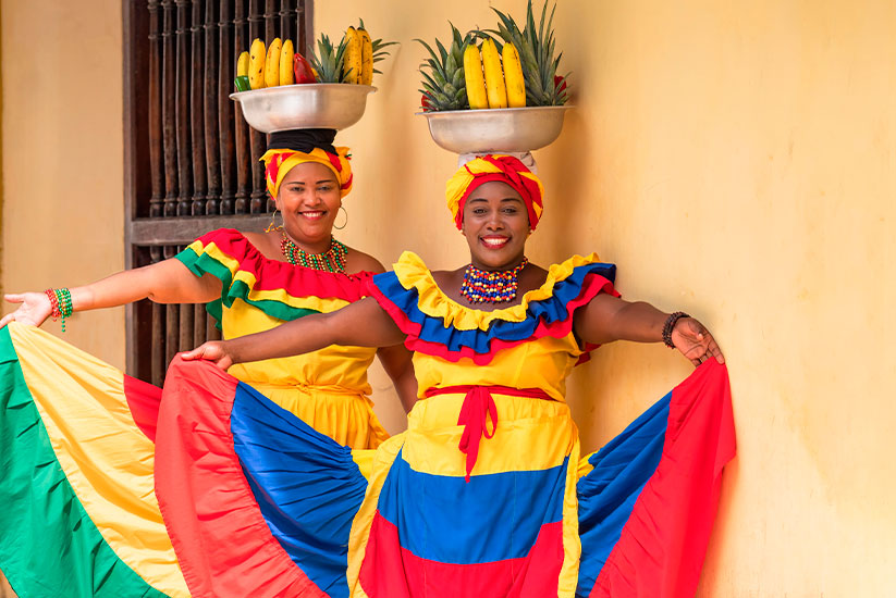 Mujeres colombianas con una bandeja de frutas