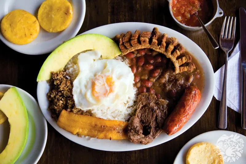 Disfruta de la Bandeja Paisa, un plato tradicional colombiano