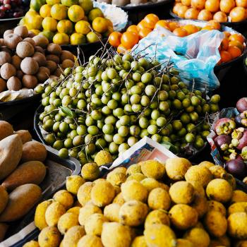 фрукты и овощи на рынке – продукты-афродизиаки из Колумбии.