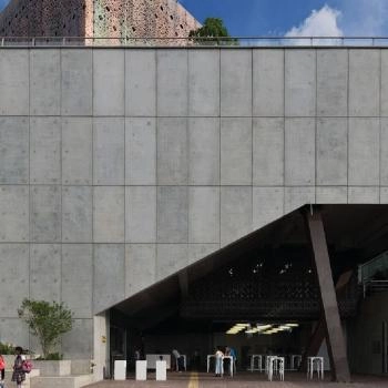 Museo de Arte Moderno en Medellín Museo de Arte Moderno en Medellín con visitantes en su entrada