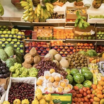 Un puesto de frutas y verduras en una plaza de mercado en Colombia Así es un mercado de abastos en Colombia | Colombia Travel