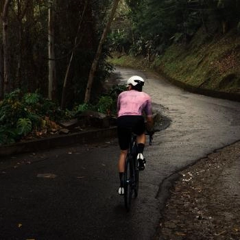 Ciclista en una ruta en medio de la naturaleza en Colombia. Ciclista en una ruta en medio de la naturaleza en Colombia.