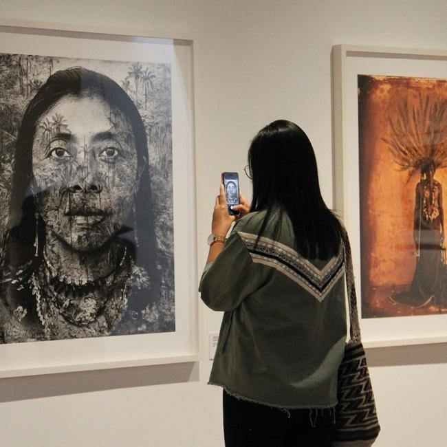 Mujer visita una exposición en un museo colombiano. 