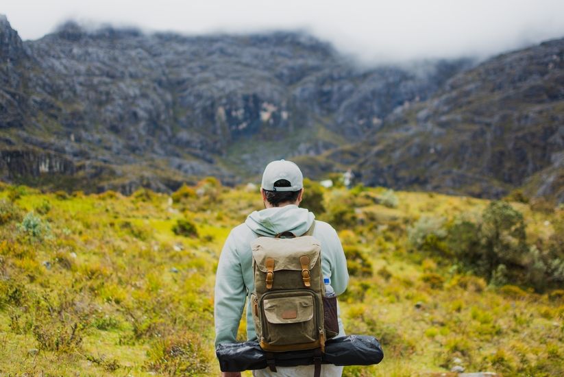 Hombre explorando naturaleza