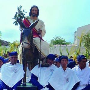  Procesión con los nazarenos durante la Semana Santa en Mompox