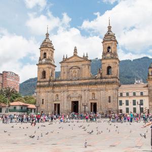 Catedral primada en la Plaza de Bolivar de Bogotá